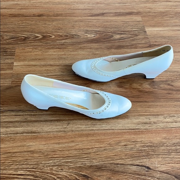 Vintage white heels. Red Cross shoes size 7 - Picture 7 of 16